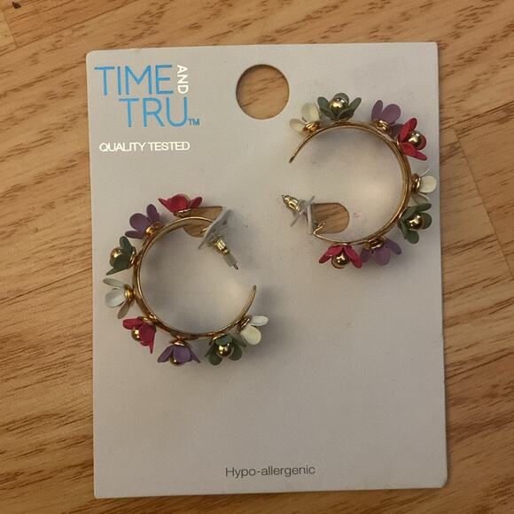 Time and Tru Flower Hoop Earrings - Picture 5 of 9
